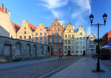 Batan güneşin ışığında Elblag şehrinin yaz manzarası. Polonya