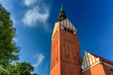 Batan güneşin ışığında Elblag şehrinin yaz manzarası. Polonya