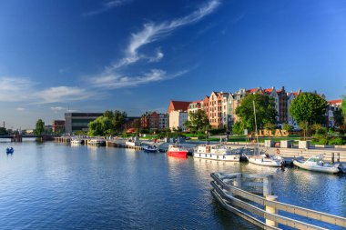 Batan güneşin ışığında Elblag şehrinin yaz manzarası. Polonya