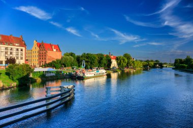 Batan güneşin ışığında Elblag şehrinin yaz manzarası. Polonya
