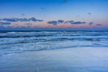 Polonya 'nın Jantar kentindeki Baltık Denizi üzerinde kış günbatımı