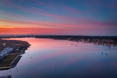 Sobieszewo Adası, Gdansk 'taki Vistula nehrinin üzerinde güzel bir günbatımı. Polonya