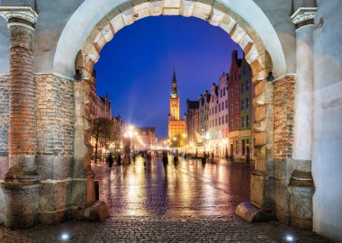 Uzun Lane görünümü yeşil kapısı 'nda Gdansk eski kasabasında Dusk, Polonya