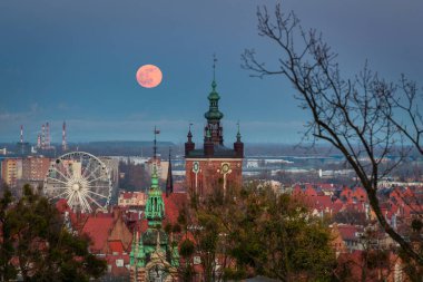 Alacakaranlıkta Gdansk şehrinde dolunay yükseliyor. Polonya