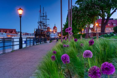 Gün batımında Motlawa Nehri 'nin kıyısındaki güzel Gdansk şehri. Polonya