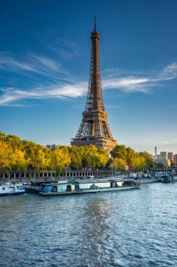 Yazın Paris 'teki Seine Nehri' nin yanındaki Eyfel Kulesi. Fransa