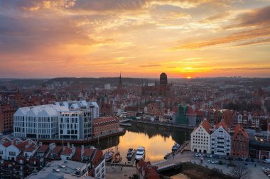 Gdansk 'ta eski bir kasaba. Gün batımında Motlawa nehrinin yanında, Polonya..