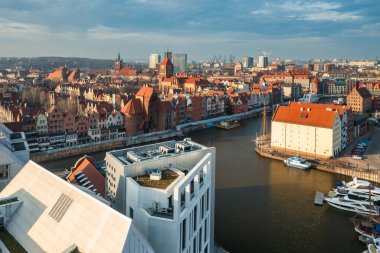 Polonya 'nın Gdansk kentindeki Motlawa nehri kıyısındaki Hazine Adaları' nın havadan manzarası.