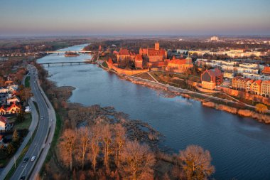 Günbatımında Nogat nehri üzerindeki Malbork kalesi, Polonya