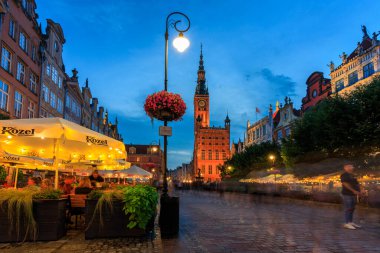 Gdansk, Polonya - 6 Ağustos 2023: The Long Lane on the Main Town of Gdansk at summer sunset, Polonya.