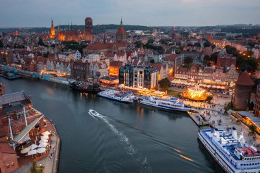 Gdansk, Polonya - 18 Ağustos 2023: Polonya 'nın Gdansk kentindeki Motlawa nehri kıyısındaki Granaries adasının havadan manzarası.