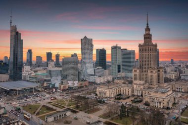 Warszawa, Polonya - 27 Ocak 2024: Günbatımında modern Varszawa şehri, Polonya 'nın başkenti.