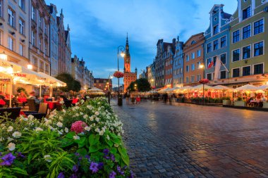 Gdansk, Polonya - 6 Ağustos 2023: The Long Lane on the Main Town of Gdansk at summer sunset, Polonya.