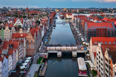 Gdansk, Polonya - 6 Ağustos 2023: Polonya 'nın Gdansk kentindeki Motlawa nehri kıyısındaki Granaries adasının havadan manzarası.