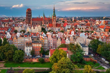 Gdansk, Polonya - 6 Ağustos 2023: Polonya 'nın Gdansk kentindeki Ana Şehir' in havadan manzarası.
