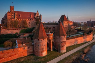 Günbatımında Nogat nehri üzerindeki Malbork kalesi, Polonya