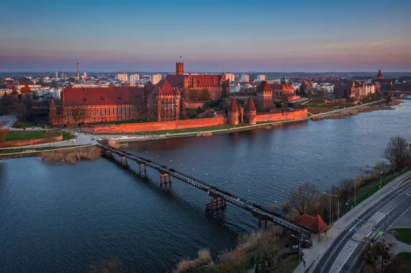 Günbatımında Nogat nehri üzerindeki Malbork kalesi, Polonya