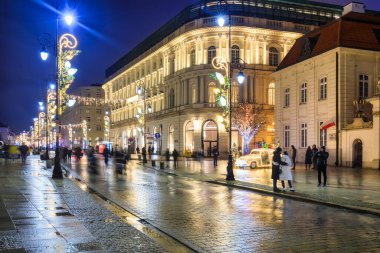 Warszawa, Polonya - 27 Ocak 2024: Polonya, Varşova sokaklarında Noel ışığı süslemeleri.