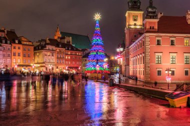 Warszawa, Polonya - 27 Ocak 2024: Polonya, Varşova sokaklarında Noel ışığı süslemeleri.
