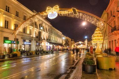 Warszawa, Polonya - 27 Ocak 2024: Polonya, Varşova sokaklarında Noel ışığı süslemeleri.