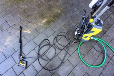 Evin garaj yolundaki kaldırımın bahar temizliği..