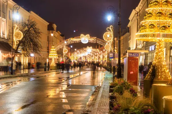 波兰瓦尔斯泽 2024年1月27日 波兰黄昏时华沙街道上的圣诞灯饰 图库照片
