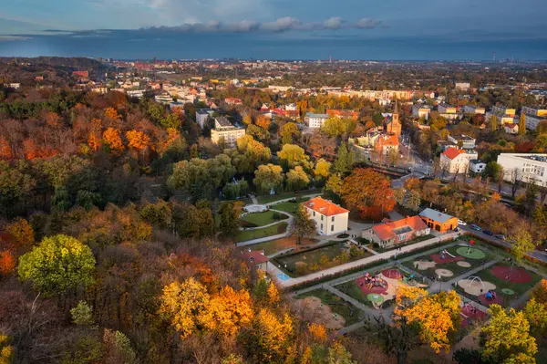 美丽的秋天在格但斯克奥鲁尼亚公园波兰 图库图片