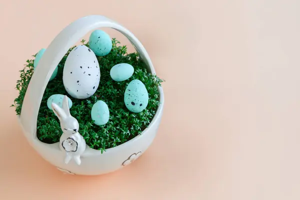 Cesta Porcelana Con Berro Huevos Pascua Sobre Fondo Pastel Imagen De Stock