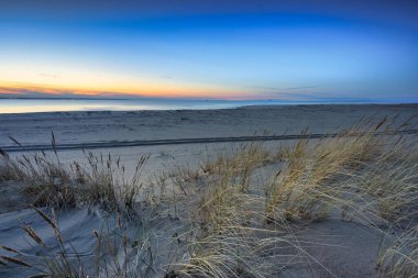 Baharda Baltık Denizi 'ndeki Sobieszewo Adası sahilinde güzel bir günbatımı. Polonya
