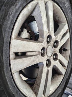 Bir servis merkezinde asansörde fren pedi ve diskleri değiştirmek.