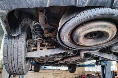 Bir servis merkezinde asansörde fren pedi ve diskleri değiştirmek.