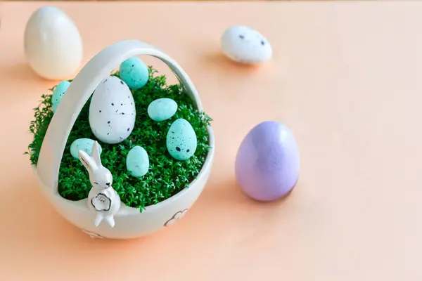 Cesta Porcelana Con Berro Huevos Pascua Sobre Fondo Pastel —  Fotos de Stock