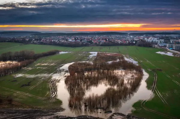 Atemberaubender Sonnenuntergang Über Den Feuchten Frühlingsfeldern Polen lizenzfreie Stockfotos