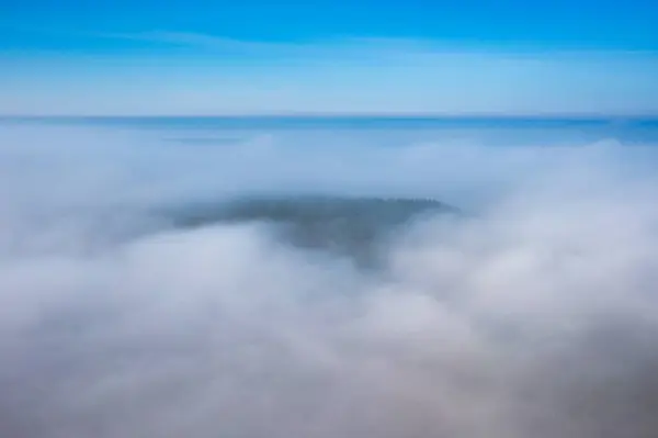 Increíble Paisaje Bosque Aéreo Sobre Niebla Polonia Fotos de stock libres de derechos