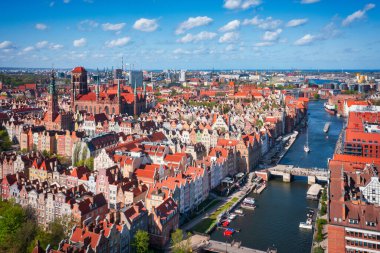 Polonya 'nın ana kenti Gdansk' ın ilkbaharda havadan manzarası.