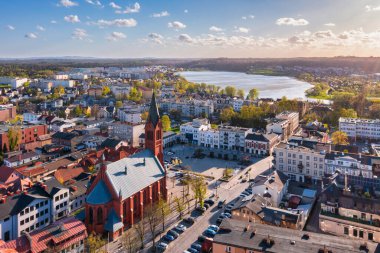 Pomerania Kashubian Gölü Bölgesi 'ndeki Kartuzy' nin güzel manzarası. Polonya