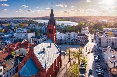 Pomerania Kashubian Gölü Bölgesi 'ndeki Kartuzy' nin güzel manzarası. Polonya