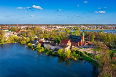 Pomerania Kashubian Gölü Bölgesi 'ndeki Kartuzy' nin güzel manzarası. Polonya