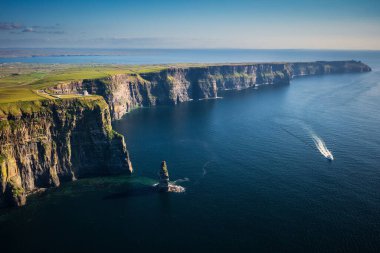 İrlanda 'nın Clare ilçesindeki Moher Kayalıkları ile hava manzarası.