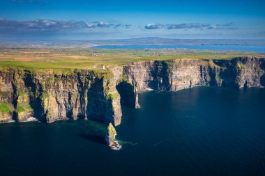 İrlanda 'nın Clare ilçesindeki Moher Kayalıkları ile hava manzarası.