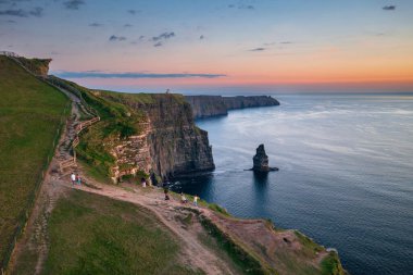 İrlanda 'nın Clare ilçesindeki Moher Kayalıkları ile hava manzarası.