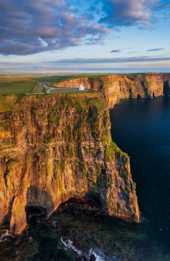 İrlanda 'nın Clare ilçesindeki Moher Kayalıkları ile hava manzarası