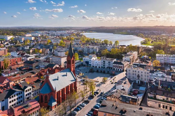 Pomerania Kashubian Gölü Bölgesi 'ndeki Kartuzy' nin güzel manzarası. Polonya