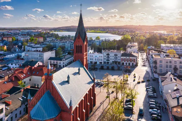 Pomerania Kashubian Gölü Bölgesi 'ndeki Kartuzy' nin güzel manzarası. Polonya