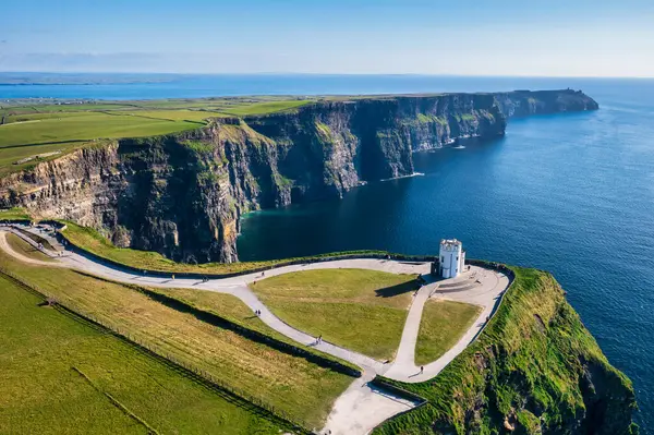 アイルランドのクレア州のモハーのクリフとの空中風景 ストック画像