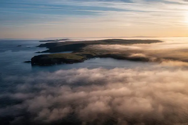 Nebliger Sonnenaufgang Über Der Felsigen Küste Von Kilkee Grafschaft Clare lizenzfreie Stockbilder