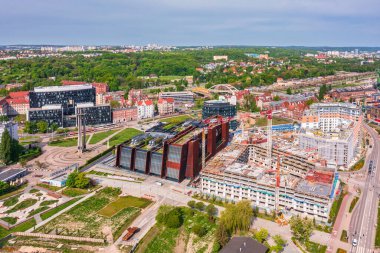 Gdansk, Polonya - 9 Mayıs 2024: Polonya 'nın Gdansk kentindeki Avrupa Dayanışma Meydanı' nda üç haç heykeli.