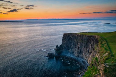 Gün batımında Clare County, İrlanda 'da Moher Kayalıkları ile hava manzarası.