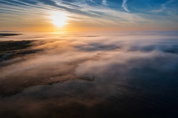 Misty Sunrise Yli Kivinen Rannikolla Kilkee Clare Irlanti kuvapankkikuva