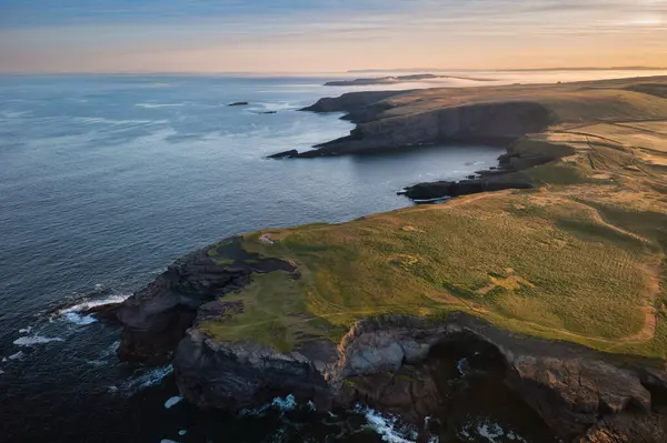 Matahari Terbit Berkabut Atas Pantai Berbatu Kilkee Clare Irlandia Stok Gambar Bebas Royalti
